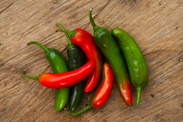 Free photo close-up green and red chili peppers