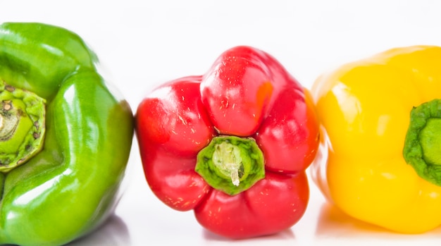 Free photo close-up of green; red and yellow bell peppers