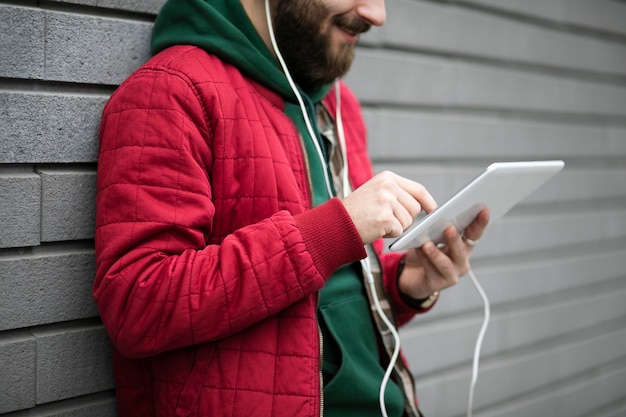 Free photo close-up guy with headphones and tablet