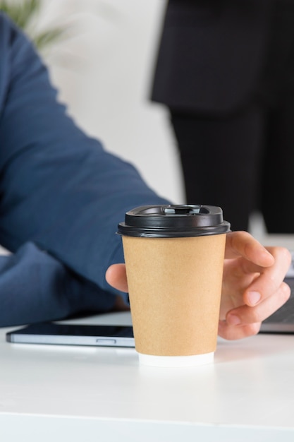 Free photo close-up hand holding cup