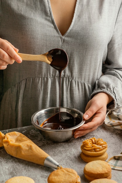 Free photo close up hand holding spoon