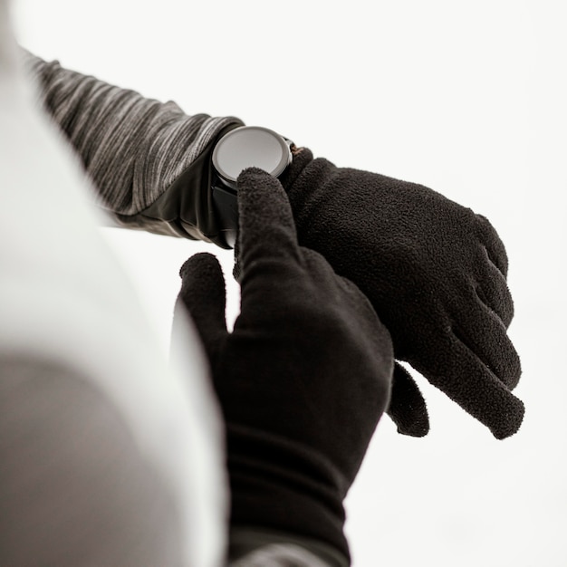 Free photo close-up hand wearing watch