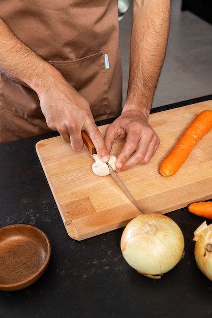 Free photo close up hands cutting vegetable