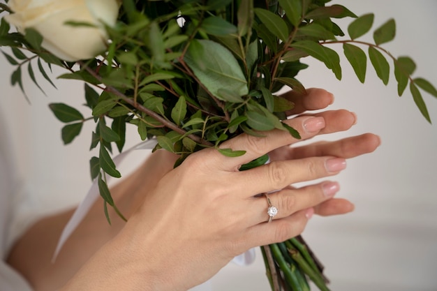 Free photo close up hands holding flowers bouquet