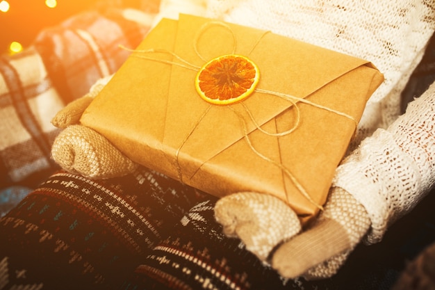 Free photo close-up of hands holding a gift