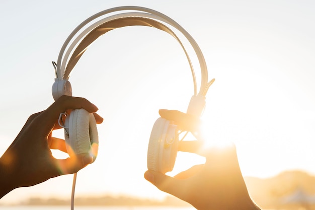 Free photo close-up hands holding headphones