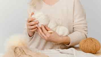 Free photo close-up hands holding knitting yarns