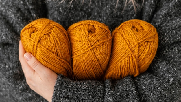 Free photo close-up hands holding knitting yarns