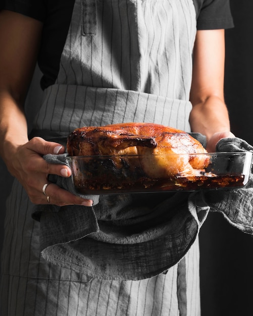 Free photo close-up hands holding turkey tray