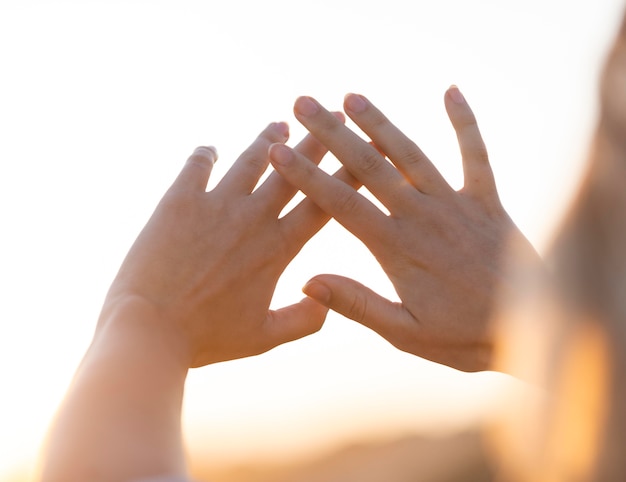 Free photo close up hands outdoors