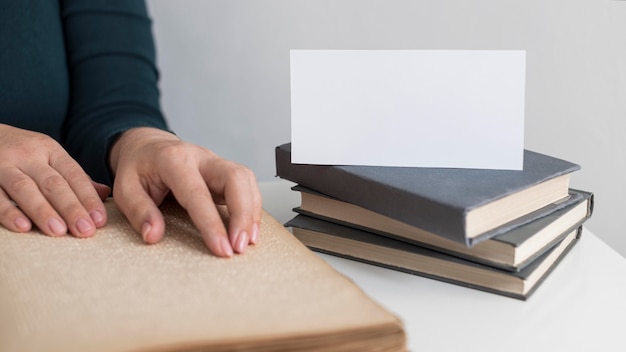 Free Photo close-up hands with braille book