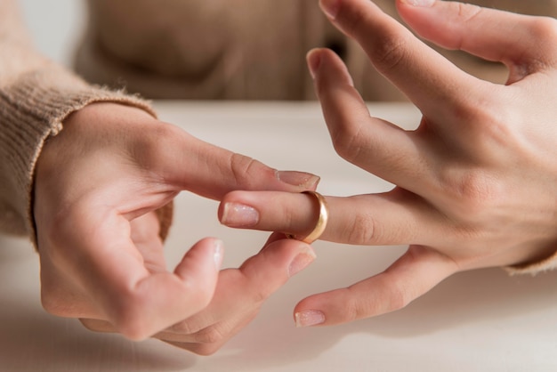 Free photo close-up hands with wedding ring