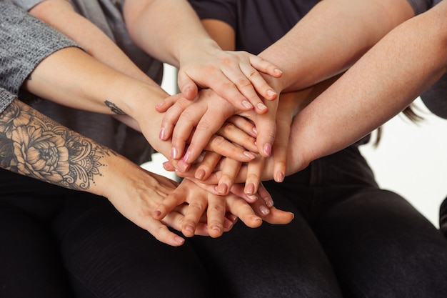 Free photo close up of hands of young caucasian women in casual clothes