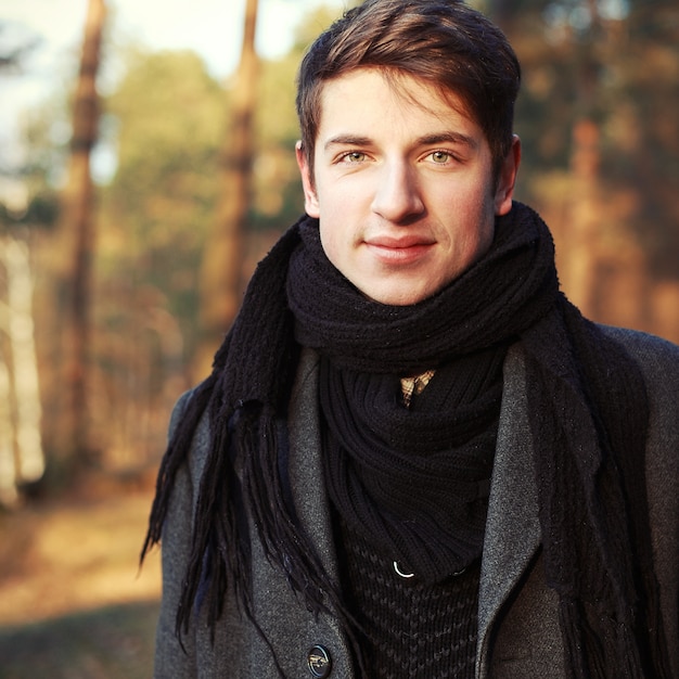 Free photo close-up of handsome man with green eyes