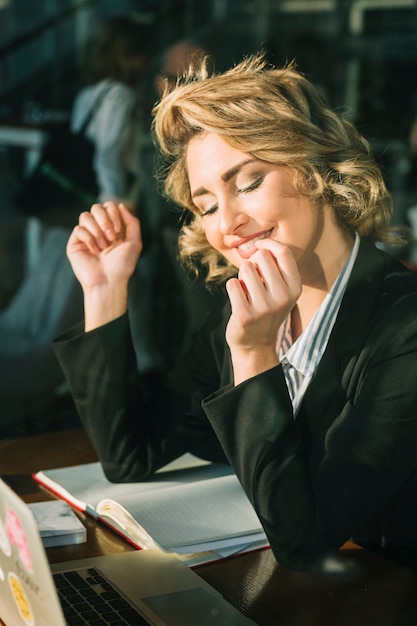 Free photo close-up of a happy businesswoman sitting in restaurant