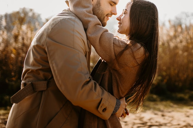 Free photo close-up happy couple outdoors