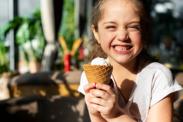 Free photo close up happy girl with ice cream