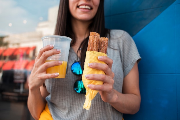 Free photo close-up happy woman with orange juice