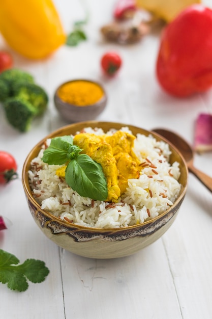 Free photo close-up of healthy rice; basil leaves and chicken in bowl