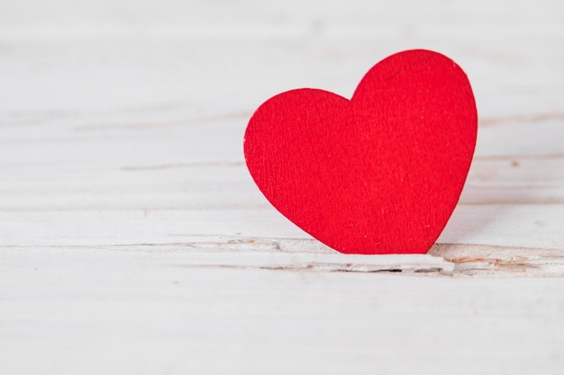 Free photo close-up heart on wooden tabletop