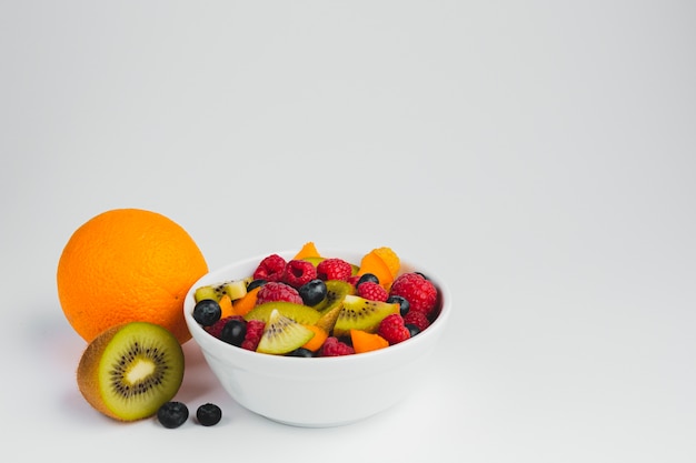 Free photo close-up high angle view of bowl of fruits