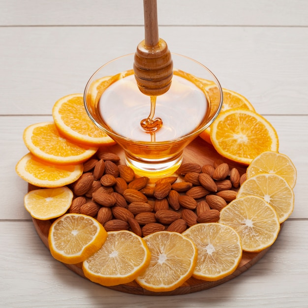 Free Photo close-up homemade honey surrounded by lemon slices