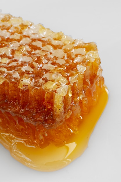 Free photo close-up of honeycomb with beeswax and honey