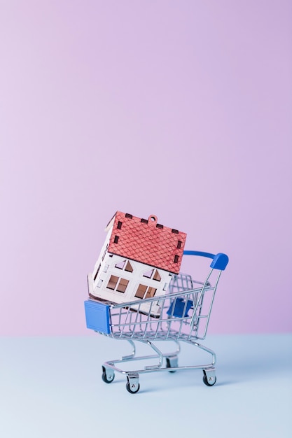 Free Photo close-up of house model in shopping cart