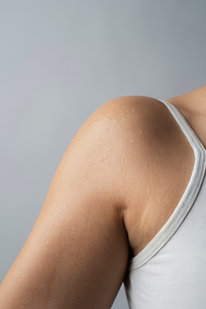 Free Photo close up hydrated skin woman's shoulder