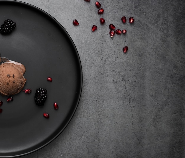 Free photo close-up ice cream chocolate on plate