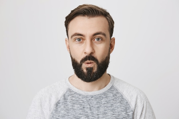 Free photo close-up impressed bearded man say wow