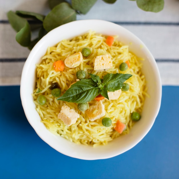 Free Photo close-up indian traditional food with rice and chicken