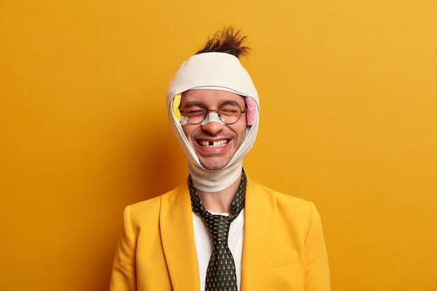 Free photo close up on injured man with dark bruise under eyes and brain concussion, wears bandage