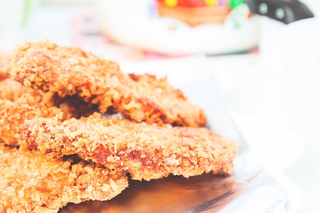 Free photo close up of japanese food, homemade tonkatsu pork cutlet on aluminium foil with copy space