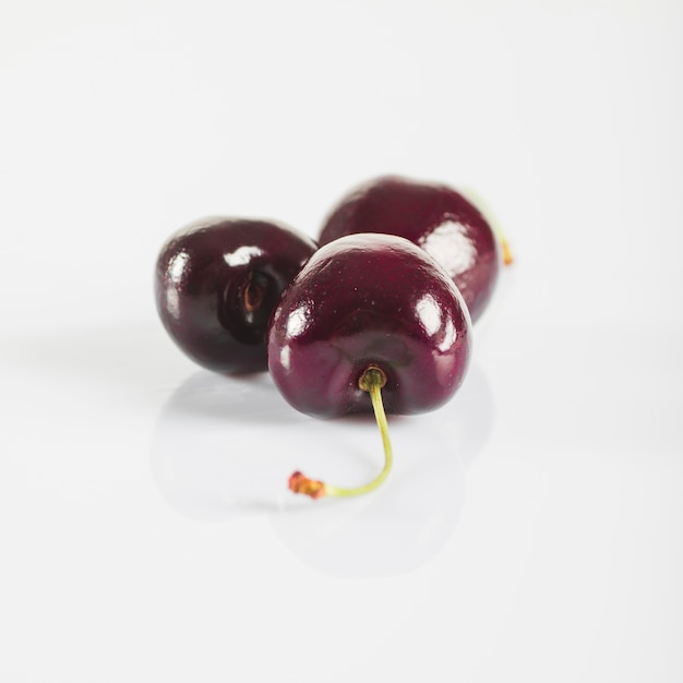 Free photo close-up of juicy cherries on white background