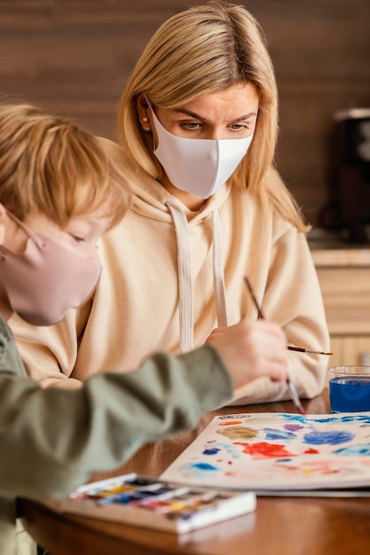 Free photo close-up kid holding painting brush