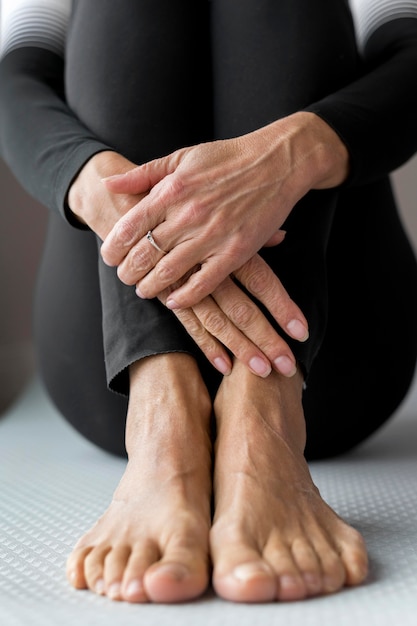 Free photo close-up legs and hands on a fitness woman