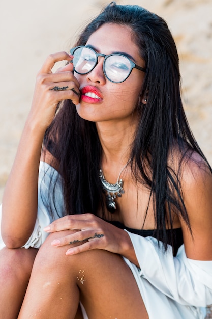 Free photo close up lifestyle portrait of stylish asian woman with red lips.