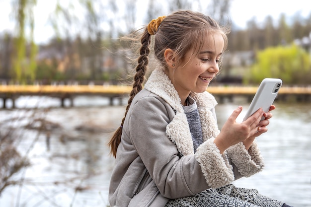 Free photo close-up of a little girl with a phone in her hands