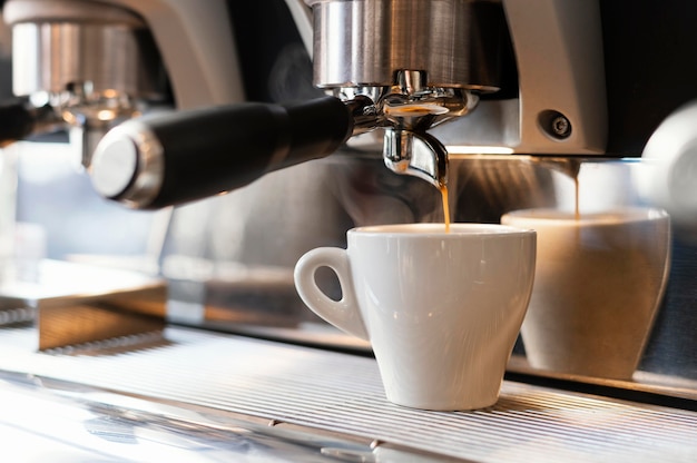 Free photo close up machine pouring coffee in cup