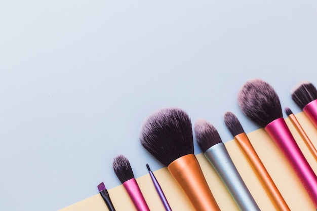 Free photo close-up of makeup brushes on blue backdrop