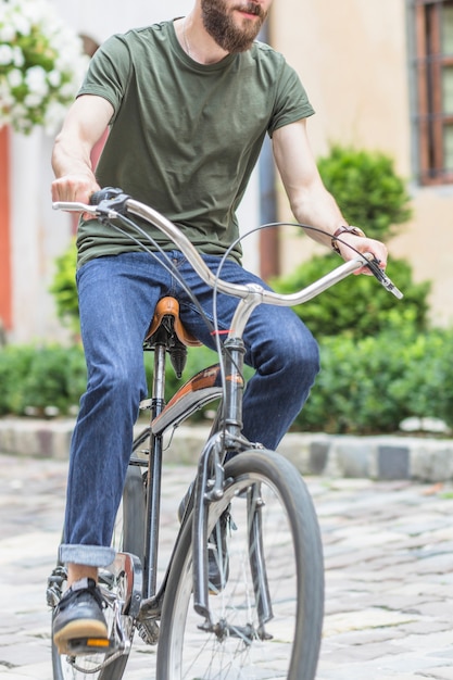 Free photo close-up of a male cyclist riding bicycle