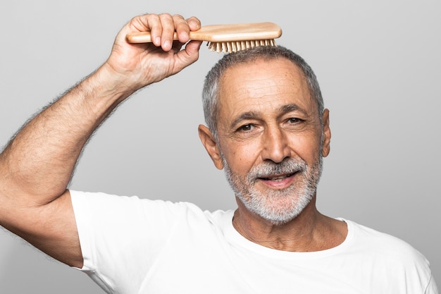 Free photo close-up man brushing his hair