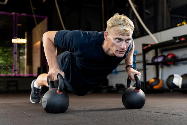 Free photo close up on man doing crossfit workout