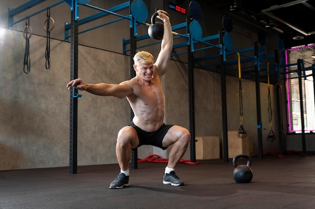 Free photo close up on man doing crossfit workout