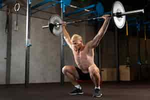 Free photo close up on man doing crossfit workout