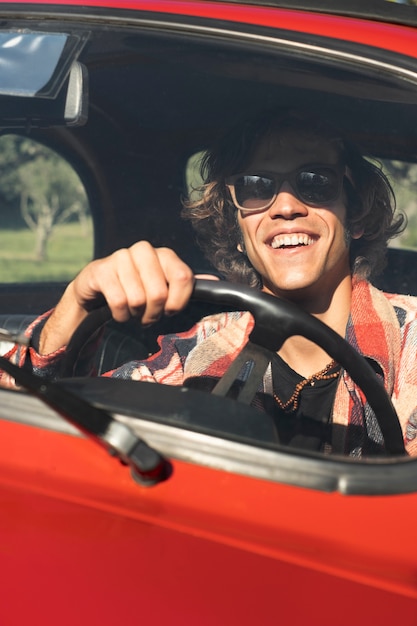 Free photo close up man driving car