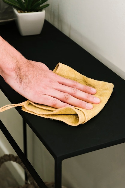 Free photo close up man dusting table