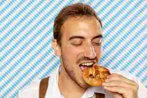 Free photo close-up of man eating pretzel