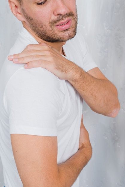 Free photo close-up of a man having pain in his shoulder